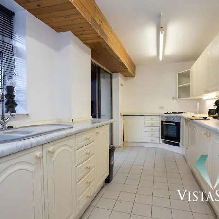 בית נופש Spacious 5bdr House By Vista Short Lets & Serviced With Free Wifi, Parking & Netflix