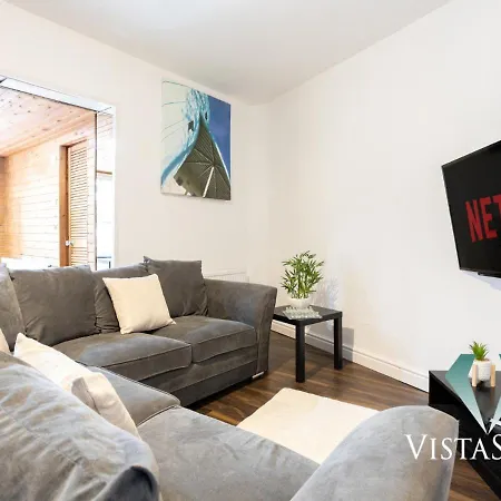 Vista Stays: Modern 5-bedroom House With Parking In Manchester