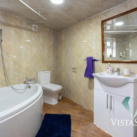 Spacious 5bdr House By Vista Short Lets & Serviced With Free Wifi, Parking & Netflix בית נופש