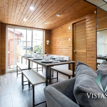 Spacious 5bdr House By Vista Short Lets & Serviced With Free Wifi, Parking & Netflix * מנצ'סטר