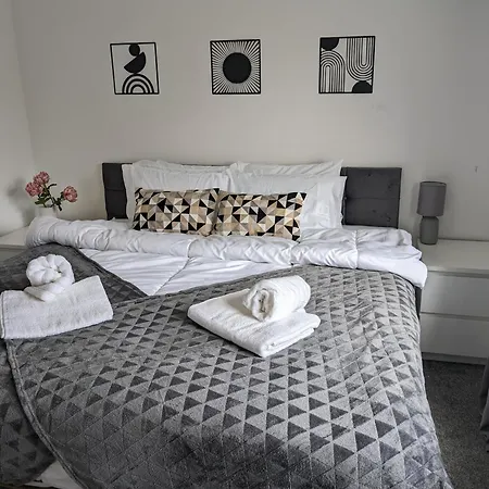 بيت للعطل Centre House, Perfect For Long Stays! Parking, Wifi, Outdoor Space مانشستر