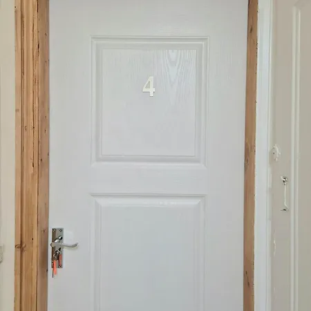 In 6 Minutes Drive To Victoria Station *