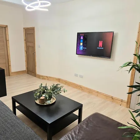 Kwatera prywatna In 6 Minutes Drive To Victoria Station Manchester