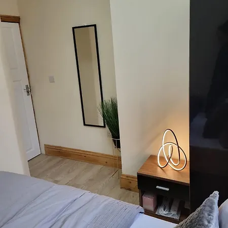 In 6 Minutes Drive To Victoria Station Homestay Manchester