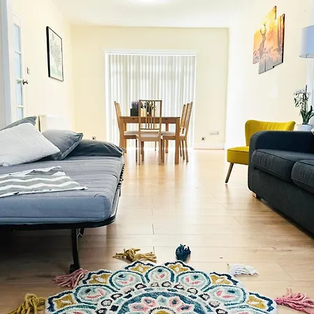 Cosy House Trafford 펜션 *