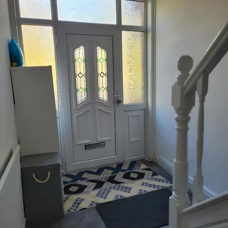 A Quiet & Comfortable 4 Bedroom House * Manchester