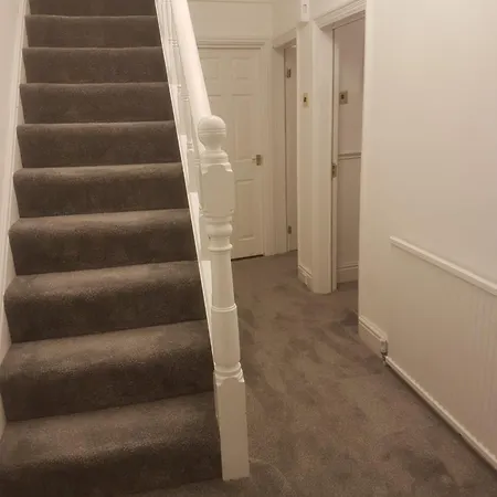 A Quiet & Comfortable 4 Bedroom House * Manchester