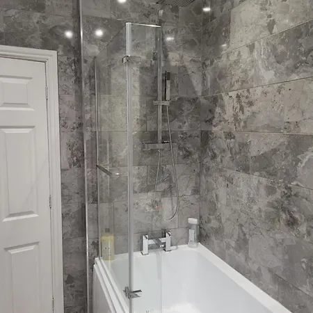 A Quiet & Comfortable 4 Bedroom House منزل للإقامة