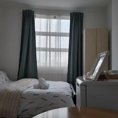 A Quiet & Comfortable 4 Bedroom House Manchester