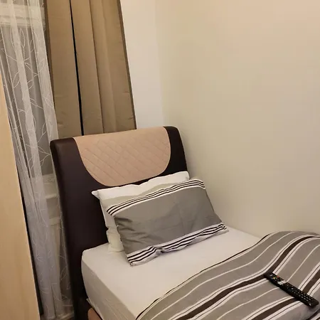 A Single Cosy In 4 Bedroom Habitación en casa particular *