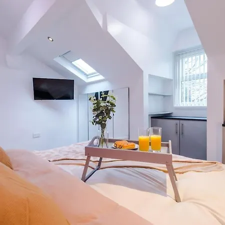 Hotel Spacious 4 Bed Sleeps 10 In Mcr *