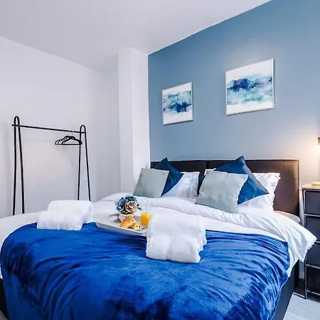 Spacious 4 Bed Sleeps 10 In Mcr Hotel