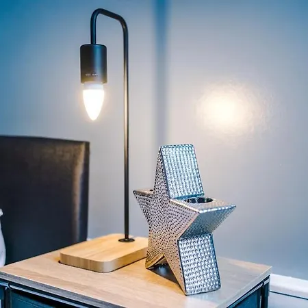 Spacious 4 Bed Sleeps 10 In Mcr Hotel