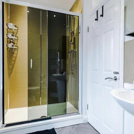 Spacious 4 Bed Sleeps 10 In Mcr Hotel *