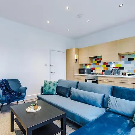 Spacious 4 Bed Sleeps 10 In Mcr