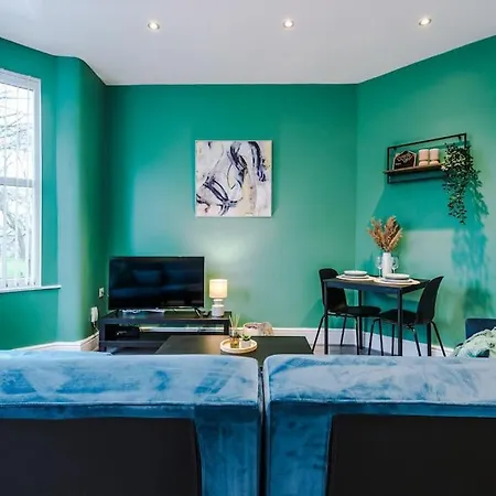 Spacious 4 Bed Sleeps 10 In Mcr Hotel *