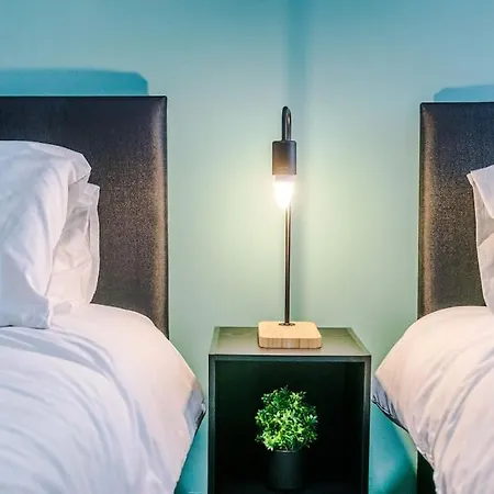 Spacious 4 Bed Sleeps 10 In Mcr Hotel Manchester