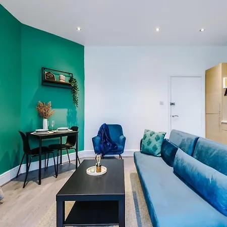 Hotel Spacious 4 Bed Sleeps 10 In Mcr *