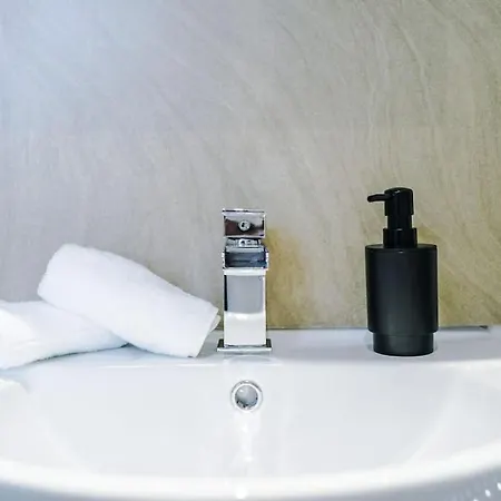 Spacious 4 Bed Sleeps 10 In Mcr Hotel *