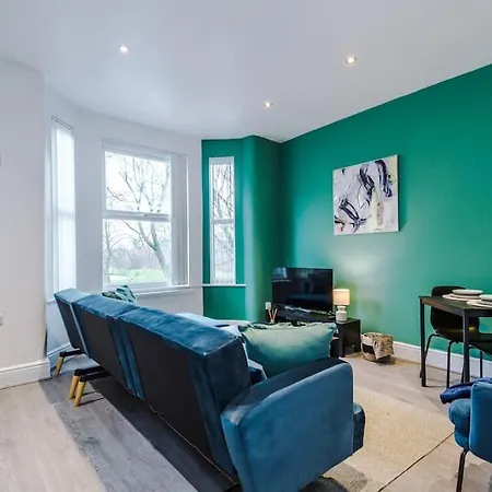 Spacious 4 Bed Sleeps 10 In Mcr *