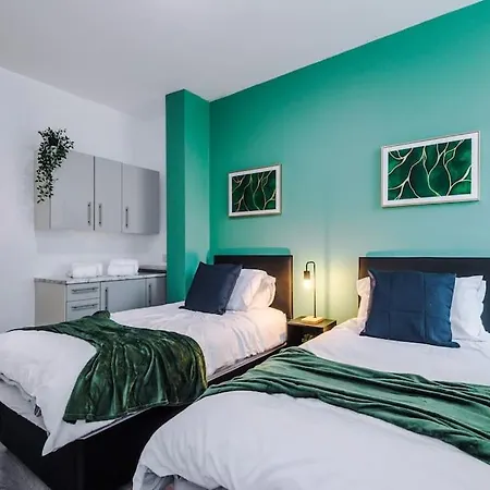 Hotel Spacious 4 Bed Sleeps 10 In Mcr