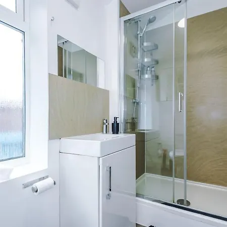 Spacious 4 Bed Sleeps 10 In Mcr