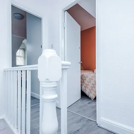 Hotel Spacious 4 Bed Sleeps 10 In Mcr