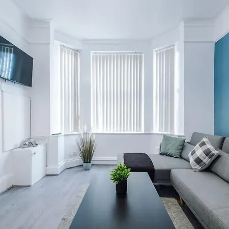Hotel Spacious 4 Bed Sleeps 10 In Mcr