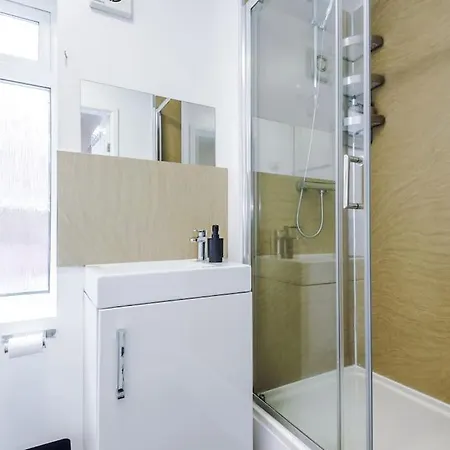 Spacious 4 Bed Sleeps 10 In Mcr *