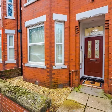 Spacious 4 Bed Sleeps 10 In Mcr Hotel *