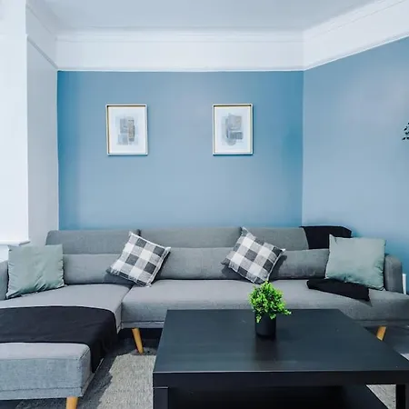 1 Bed Flat With Parking * Manchester