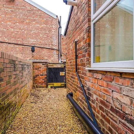 1 Bed Flat With Parking * Manchester