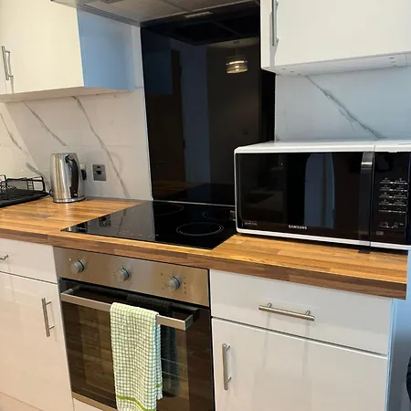 Penthouse Height Flat, View Balcony, Quiet, Free Wifi, Gym & Minimalistic Manchester