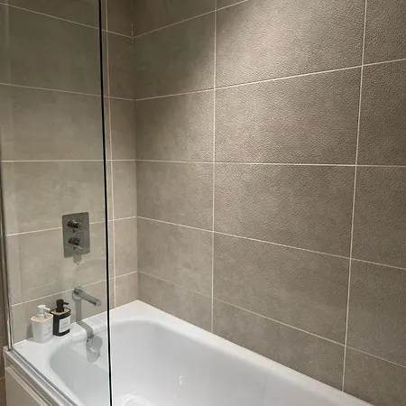 Penthouse Height Flat, View Balcony, Quiet, Free Wifi, Gym & Minimalistic *