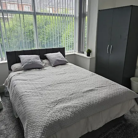 Luxury 4 Bedroom House In * Manchester