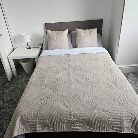 Luxury 4 Bedroom House In * Manchester