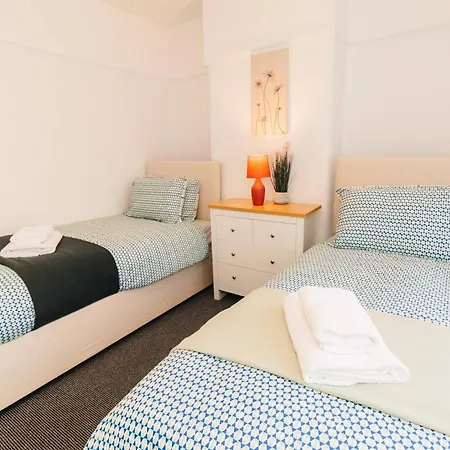 Spacious 2-bed Retreat Free Parking
