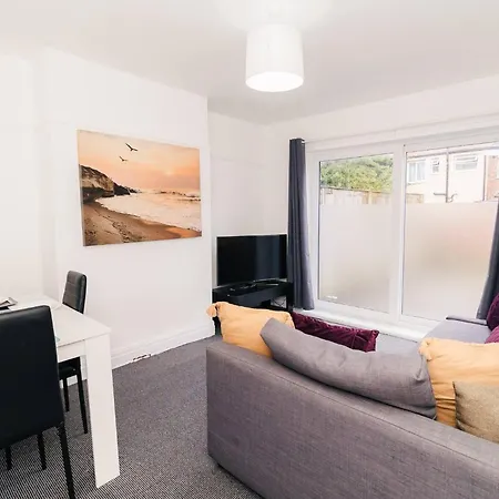 Spacious 2-bed Retreat Free Parking Apartment *