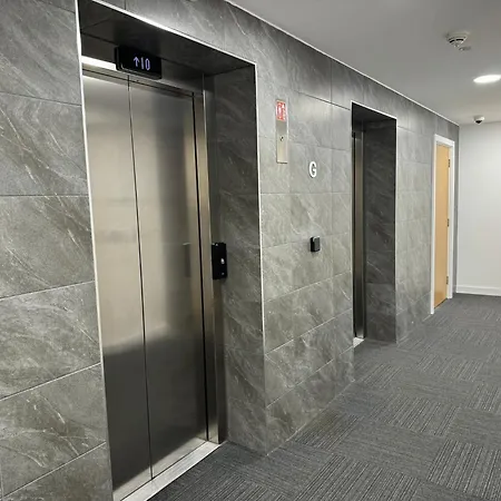 Penthouse Height Flat, View Balcony, Quiet, Free Wifi, Gym & Minimalistic