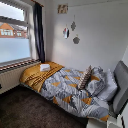 Fully Equipped 3-bedroom House With Free Parking מנצ'סטר