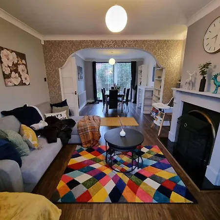 בית נופש Fully Equipped 3-bedroom House With Free Parking מנצ'סטר