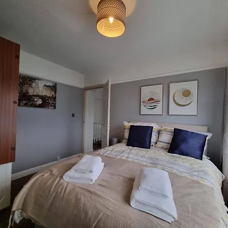 Fully Equipped 3-bedroom House With Free Parking בית נופש *