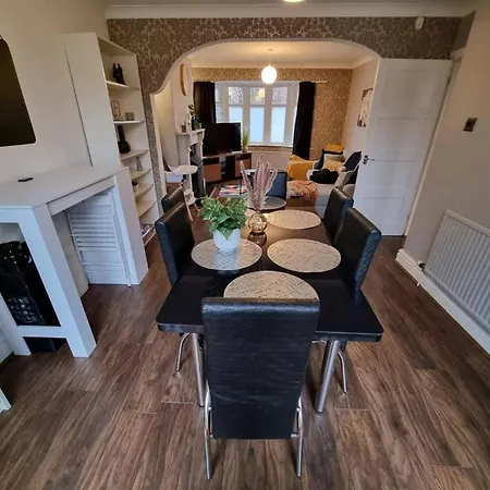 Fully Equipped 3-bedroom House With Free Parking בית נופש *