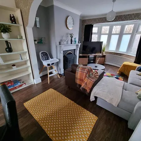 Fully Equipped 3-bedroom House With Free Parking