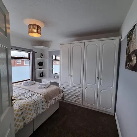 בית נופש Fully Equipped 3-bedroom House With Free Parking *