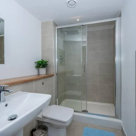 Apartment 2 Bedroom At Valore Services Short Lets & Serviced With Secure Parking *