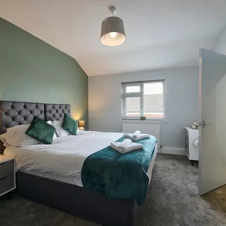 アパート Stunning Two Bedroom In Denton By Eason Stays, Ideal For Weekend Getaways & Business Travellers - With Free Parking! マンチェスター
