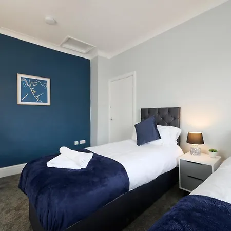 アパート Stunning Two Bedroom In Denton By Eason Stays, Ideal For Weekend Getaways & Business Travellers - With Free Parking!