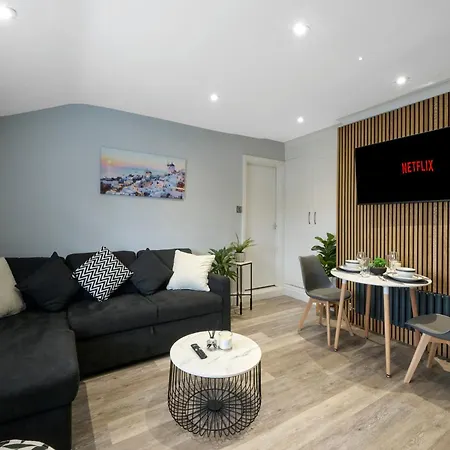 アパート Stunning Two Bedroom In Denton By Eason Stays, Ideal For Weekend Getaways & Business Travellers - With Free Parking! マンチェスター
