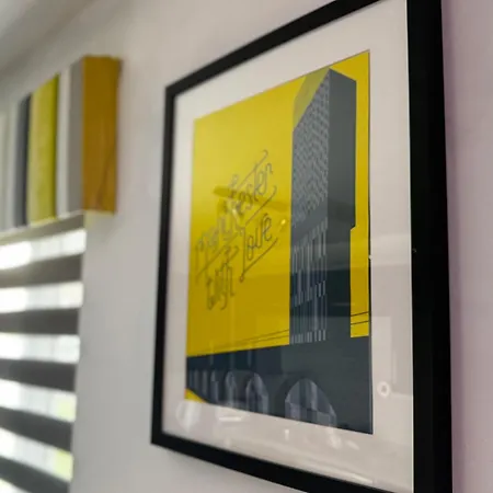 Luxury Spacious Modern Near Centre Lägenhet